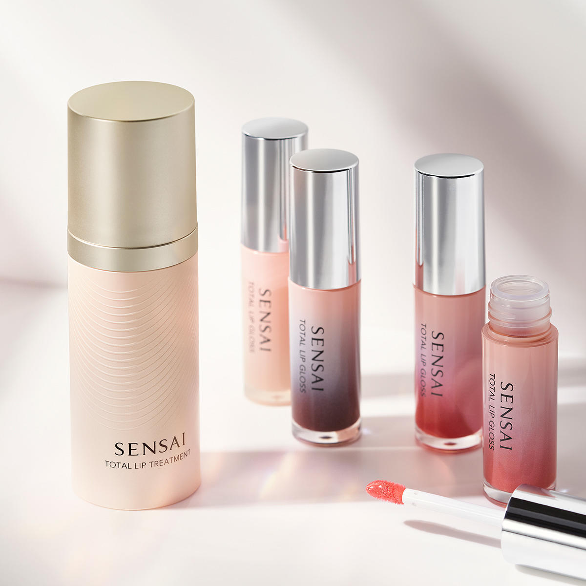 Sensai Total Lip Gloss brillant à lèvres 01 Akatsuki Black 4,5 ml