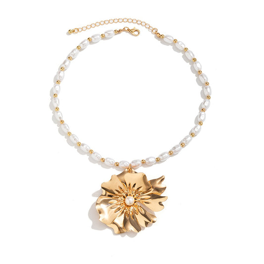 Collier en métal à grande fleur pour femmes, collier de perles d'imitation rétro